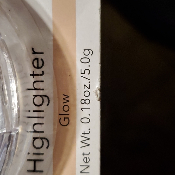 E.L.F. Facial Highlighter "Glow" Compact-0.18 oz / 5.0 g. - Picture 4 of 7